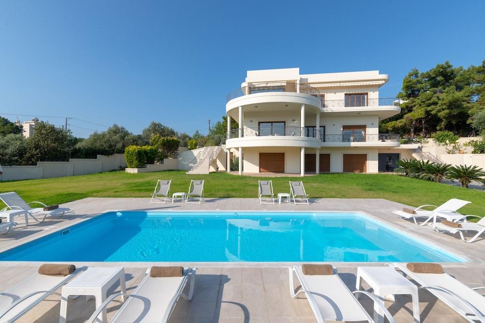 Amaltheia Villa *